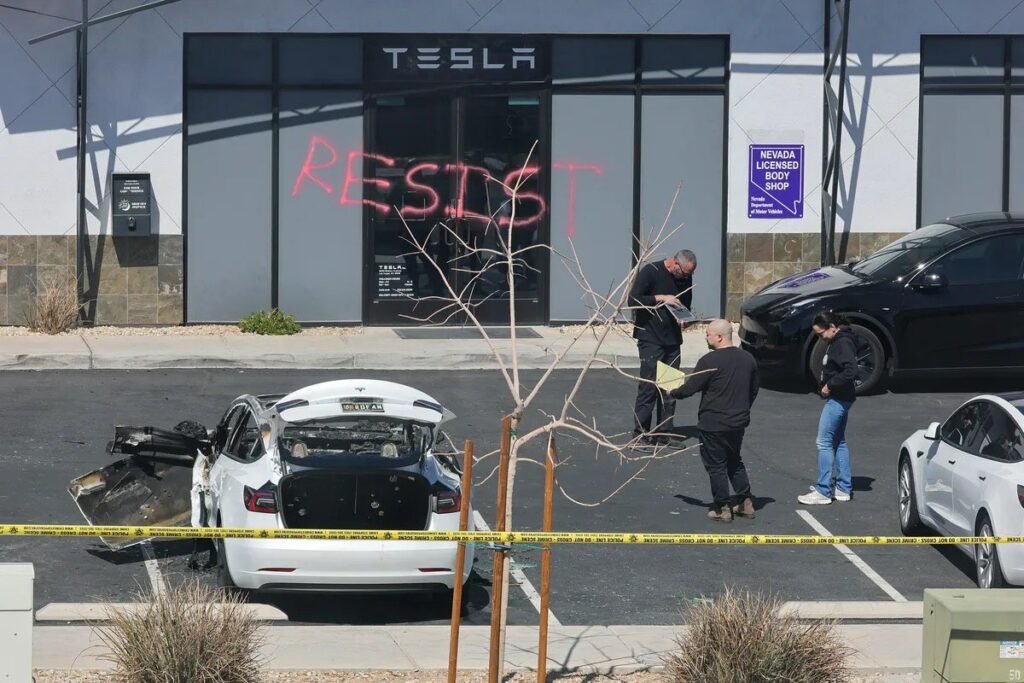 Tesla մեքենաները վանդալիզմի են ենթարկվում ամբողջ Ամերիկայում