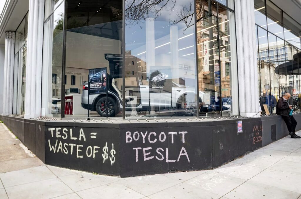 Tesla մեքենաները վանդալիզմի են ենթարկվում ամբողջ Ամերիկայում